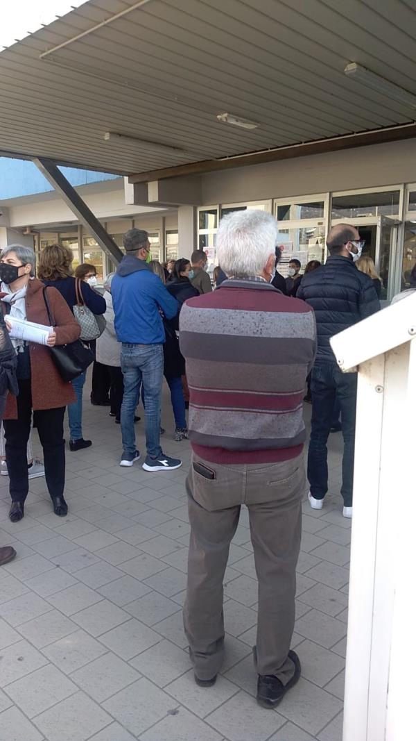 Vaccini. Continuano gli "assembramenti" davanti all'ospedale di Lamezia: oggi anche docenti da tutta la Calabria images Vaccini. Continuano gli "assembramenti" davanti all'ospedale di Lamezia: oggi anche docenti da tutta la Calabria