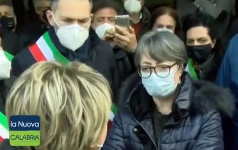 images Vaccini contesi: è polemica in Calabria. Congelato il trasferimento di dosi da Vibo a Reggio