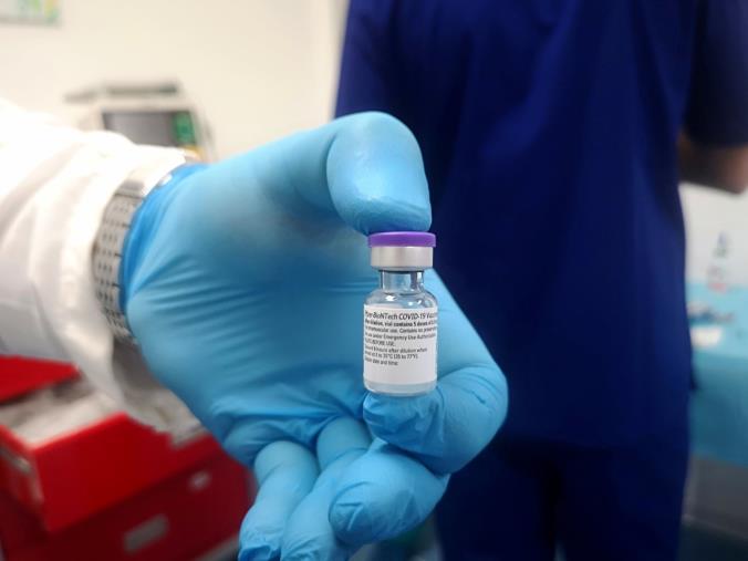 images Vaccini. La Protezione civile calabrese: "Dalle 16 di domani partono le prenotazioni"