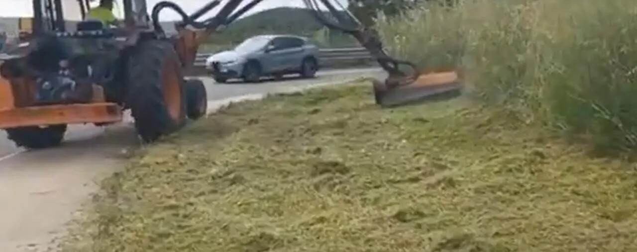 Verde, al via manutenzione e pulizia delle scarpate sulla Ss 106 jonica e sulla Ss 107 Silana Crotonese images Verde, al via manutenzione e pulizia delle scarpate sulla Ss 106 jonica e sulla Ss 107 Silana Crotonese