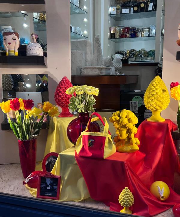 A Catanzaro sale la febbre giallorossa: vetrine portafortuna per le Aquile e maxischermo al Mignon images A Catanzaro sale la febbre giallorossa: vetrine portafortuna per le Aquile e maxischermo al Mignon