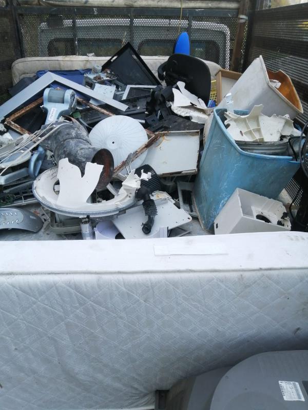 Eseguito un ulteriore intervento di pulizia e bonifica in via Corrado Alvaro images Eseguito un ulteriore intervento di pulizia e bonifica in via Corrado Alvaro