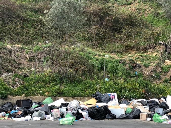Catanzaro. Montagna di rifiuti anche in via Gimigliano, i cittadini incalzano sulle fototrappole contro i "furbetti" della spazzatura images Catanzaro. Montagna di rifiuti anche in via Gimigliano, i cittadini incalzano sulle fototrappole contro i "furbetti" della spazzatura
