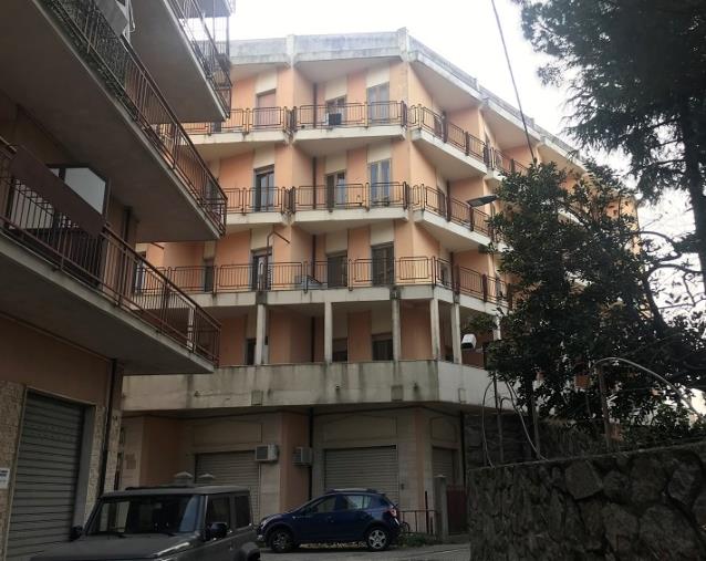 Materiali abbandonati sui marciapiedi dopo il trasferimento degli uffici: l'incuria a via Gioacchino da Fiore (FOTO) images Materiali abbandonati sui marciapiedi dopo il trasferimento degli uffici: l'incuria a via Gioacchino da Fiore (FOTO)