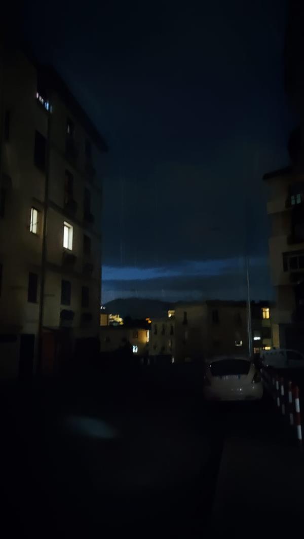 images Catanzaro. Via Giovanni XXIII immersa nel buio: lampioni fuori uso a causa del maltempo