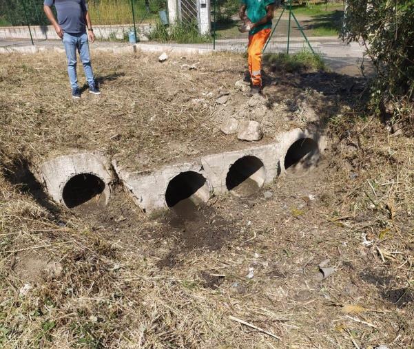 Catanzaro, pulizia canali di scolo: operai in azione nel quartiere Cava   images Catanzaro, pulizia canali di scolo: operai in azione nel quartiere Cava