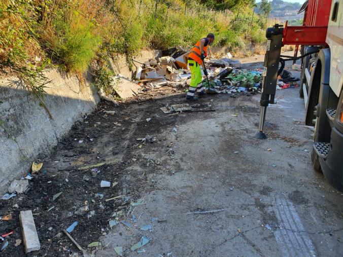 Rifiuti. Ripulita l'area di via Smaldone, Francesco Gironda: "Ora il Comune installi le fototrappole" images Rifiuti. Ripulita l'area di via Smaldone, Francesco Gironda: "Ora il Comune installi le fototrappole"