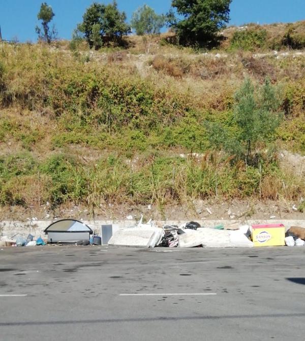 Tornano i rifiuti in via Smaldone, monta la rabbia dei residenti contro gli "incivili" images Tornano i rifiuti in via Smaldone, monta la rabbia dei residenti contro gli "incivili"