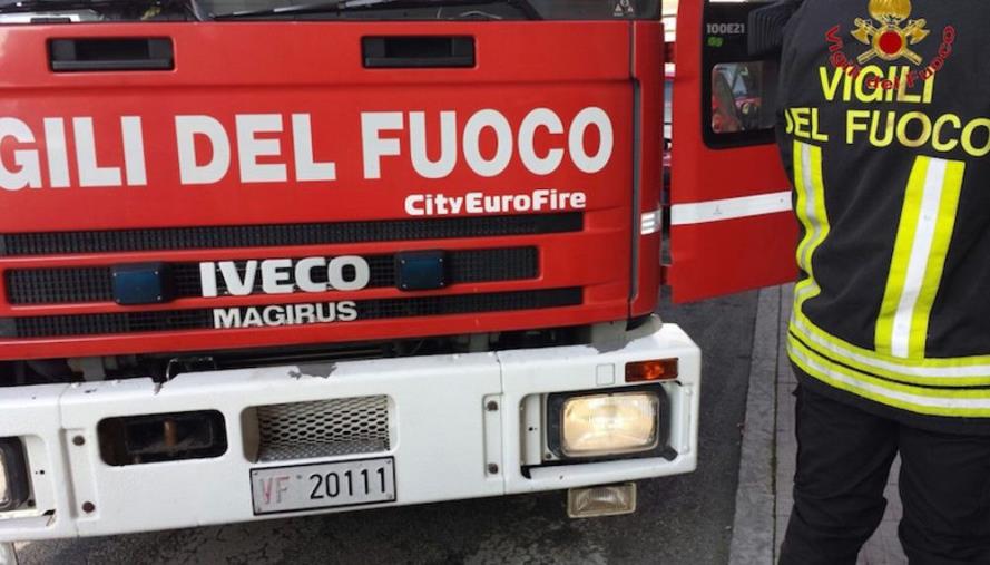 images Famiglia evacuata a Siderno: incendio in un deposito 