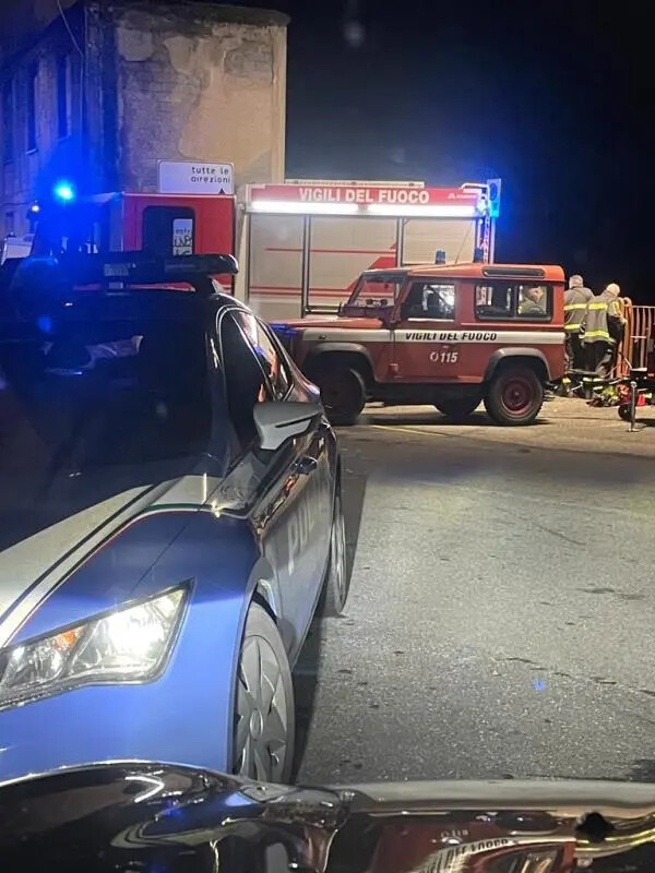 images Catanzaro, in fuga dalla polizia si getta nel burrone di via Acri: ferito e incastrato tra gli alberi