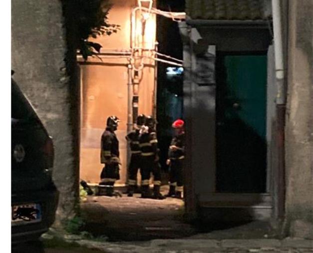 images Catanzaro. Maxi rissa in Piazza Matteotti, la polizia scova i giovani in fuga: sono barricati in una casa al Pianicello (FOTO)