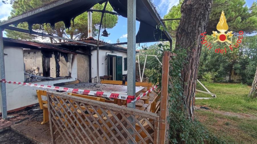 images In fiamme una villetta a San Sostene 