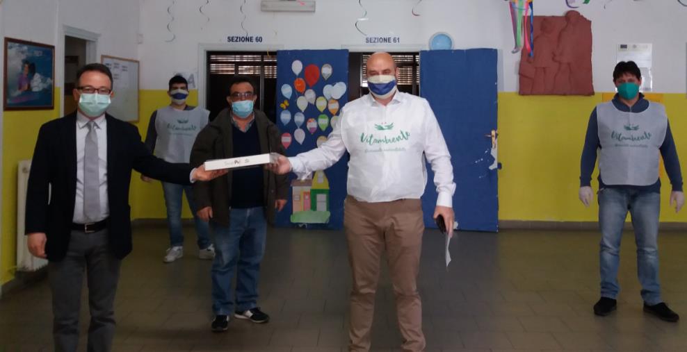 images L'associazione Vitambiente consegna gli strumenti per la formazione a distanza degli alunni dell’Istituto Comprensivo “M. Preti” di Catanzaro 
