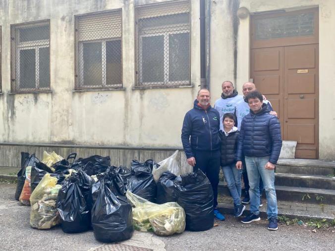 images Catanzaro, dalla teoria alla pratica: l'associazione Vitambiente a scuola per ripulire l'ambiente dalla plastica 