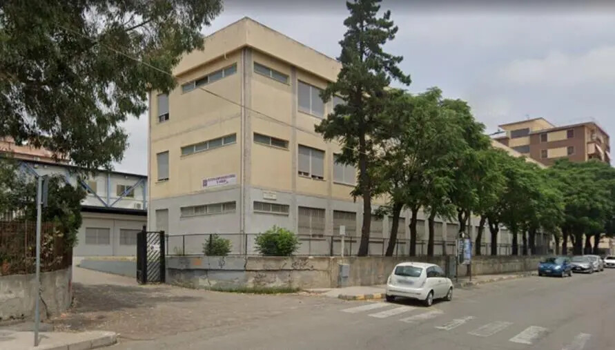 images Catanzaro, aula mensa non operativa alla "Vivaldi": la scuola ai genitori: "La responsabilità è del Comune"