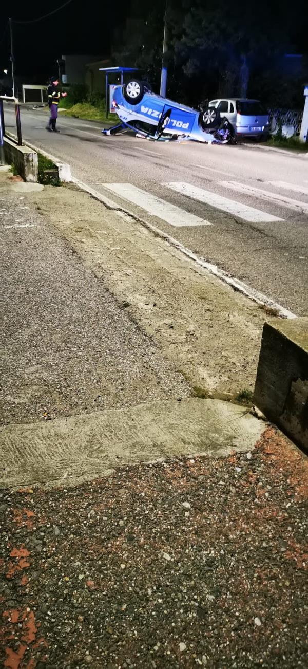 Catanzaro, auto della Polizia si ribalta a Viale Isonzo durante un inseguimento images Catanzaro, auto della Polizia si ribalta a Viale Isonzo durante un inseguimento