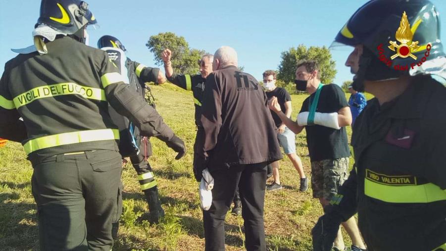 images Cade con il parapendio a Vibo Valentia, salvato dai Vigili del Fuoco (VIDEO)
