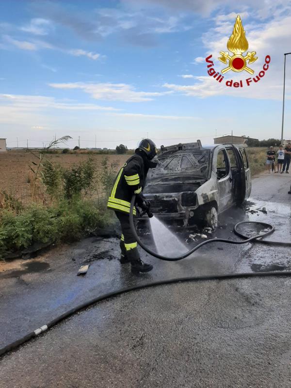 Crotone. L'auto va a fuoco e lui si salva scendendo a volo images Crotone. L'auto va a fuoco e lui si salva scendendo a volo