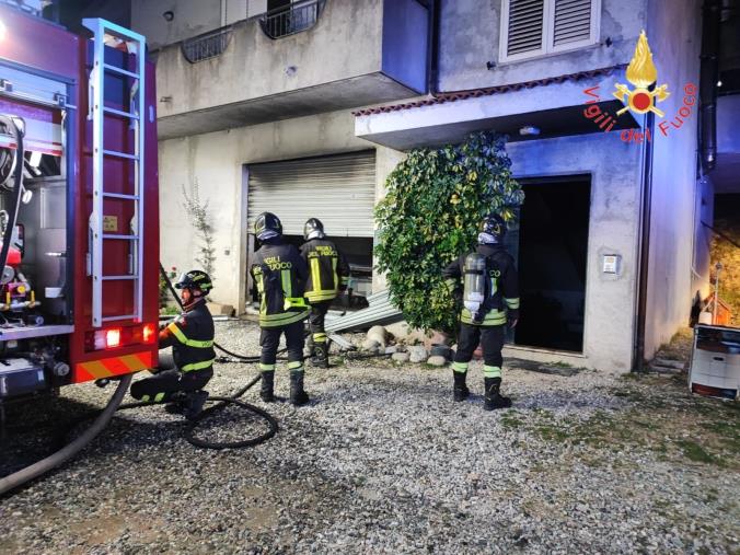 A fuoco l'auto nel garage e il fumo invade la casa: coppia di anziani salvata nel Catanzarese images A fuoco l'auto nel garage e il fumo invade la casa: coppia di anziani salvata nel Catanzarese