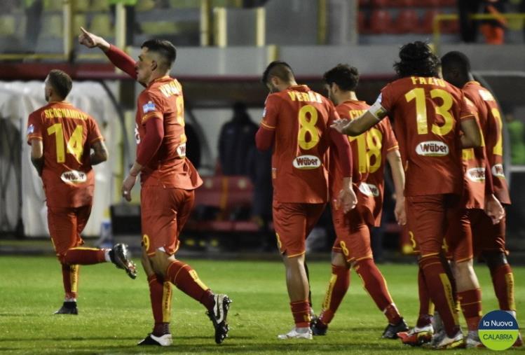 Il corsivo giallorosso. Giallorossi "caldi" in una serata fredda, al "Ceravolo va tutto liscio images Il corsivo giallorosso. Giallorossi "caldi" in una serata fredda, al "Ceravolo va tutto liscio