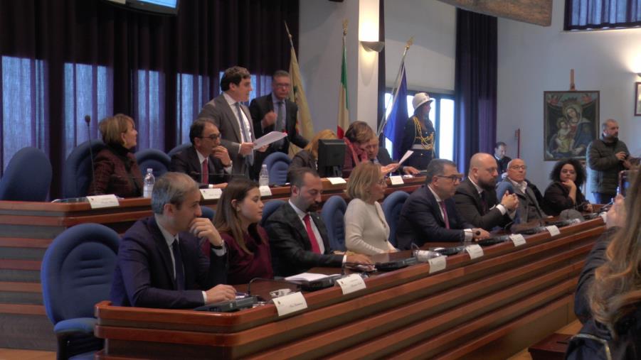 Se si vuole ridare dignità a questa città, non è necessario attirare i corsi di laurea, quanto permettere che gli studenti fuori sede vivano la città in locali di ritrovo, siano essi di svago che di cultura...