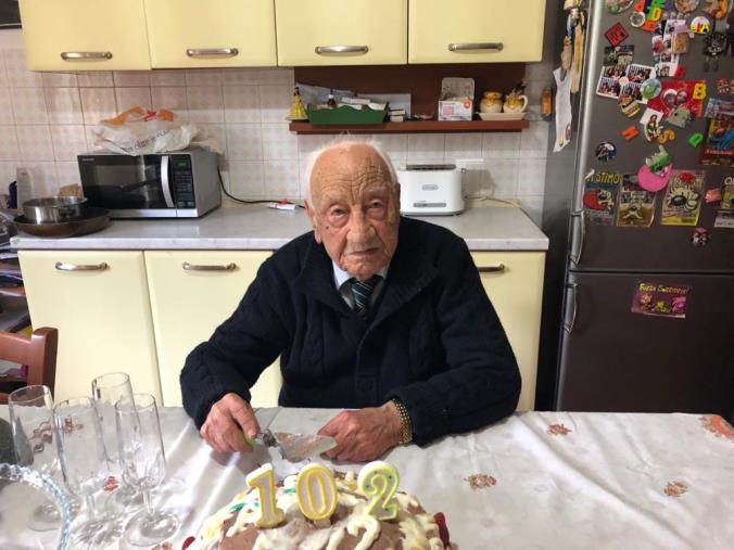 Squillace, i 102 anni di Saverio Maida. Nato durante l'epidemia Spagnola e soldato nella Regia Marina. Il messaggio: "Ce la faremo!" (VIDEO) images Squillace, i 102 anni di Saverio Maida. Nato durante l'epidemia Spagnola e soldato nella Regia Marina. Il messaggio: "Ce la faremo!" (VIDEO)