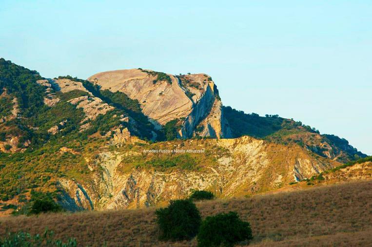 images A Scala Coeli svetta "A Lifànda", il monolite a forma di elefante tra i più grandi al mondo