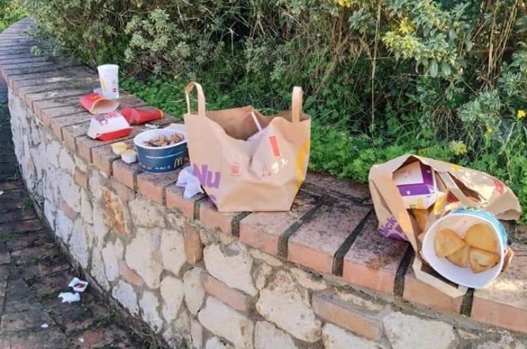 Giovani bivaccano nel parco di Squillace Lido e poi lasciano i rifiuti: rabbia sui social  images Giovani bivaccano nel parco di Squillace Lido e poi lasciano i rifiuti: rabbia sui social