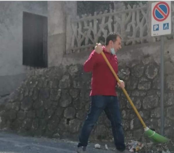 images Il sindaco di Belcastro Antonio Torchia spazza le vie, i complimenti dei cittadini 