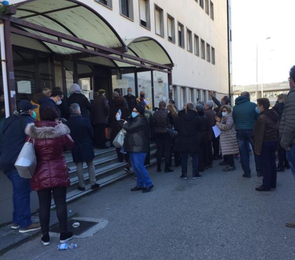 Vaccini. Anche oggi assembramenti al Poliambulatorio del Pugliese di Catanzaro images Vaccini. Anche oggi assembramenti al Poliambulatorio del Pugliese di Catanzaro