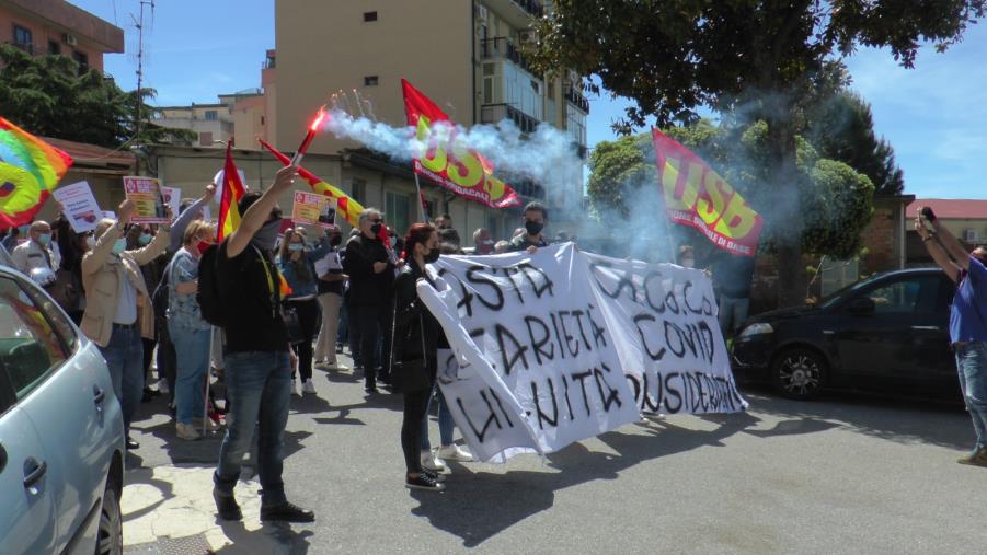 S.Anna hospital, il sit-in in attesa della riunione dei commissari: "L'indagine condanna i lavoratori" images S.Anna hospital, il sit-in in attesa della riunione dei commissari: "L'indagine condanna i lavoratori"