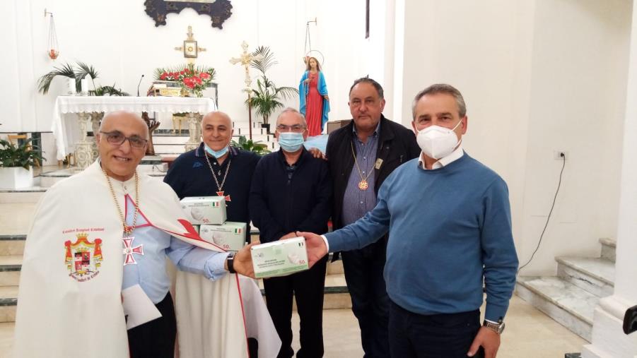 Girifalco. Il dono dei Cavalieri Templari alla comunità: 500 mascherine a Chiesa e Comune images Girifalco. Il dono dei Cavalieri Templari alla comunità: 500 mascherine a Chiesa e Comune