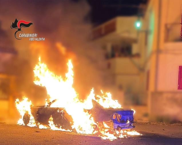 images Minacce, insulti e auto bruciata: arrestato l'ex compagno di una commercialista di Ionadi