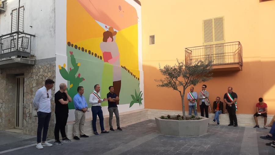 images Marcedusa. Nel Murales di Massimo Sirelli c'è tutto l'amore per la propria terra e quel preziosissimo ritorno alla vita