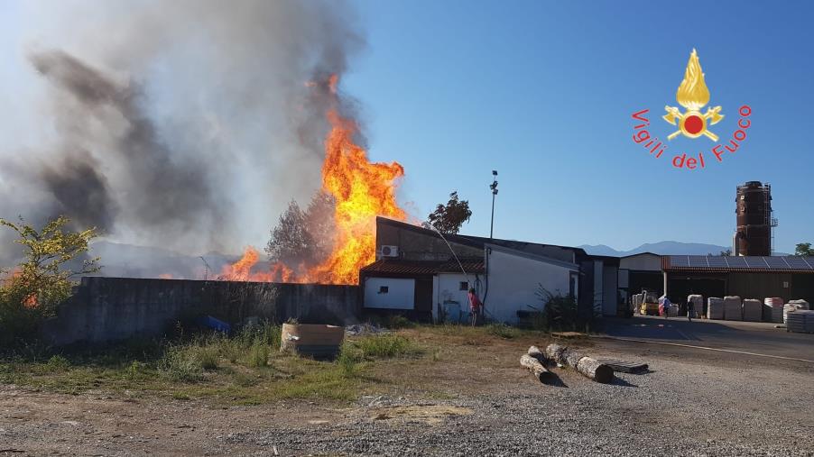 Cosenza. Fuoco al tetto e alla parete esterna di un'attività commerciale: interdetto l'accesso ai locali images Cosenza. Fuoco al tetto e alla parete esterna di un'attività commerciale: interdetto l'accesso ai locali