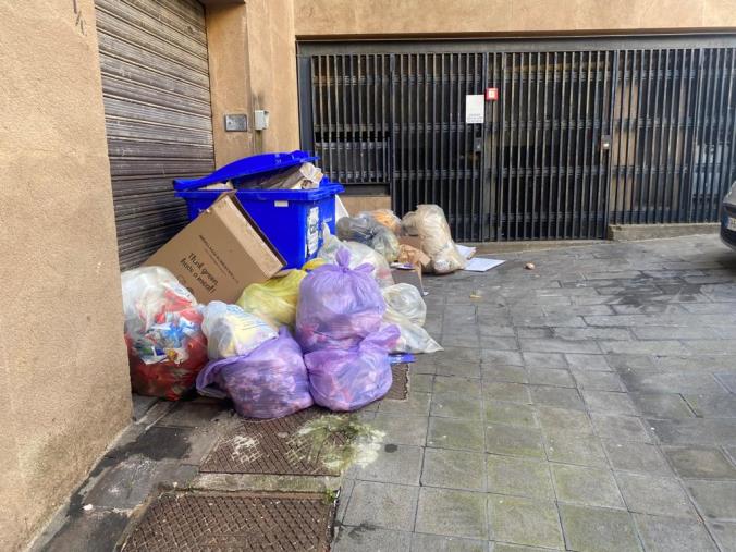 Catanzaro, continua la vergogna del centro storico invaso dai rifiuti: di chi è la colpa? images Catanzaro, continua la vergogna del centro storico invaso dai rifiuti: di chi è la colpa?