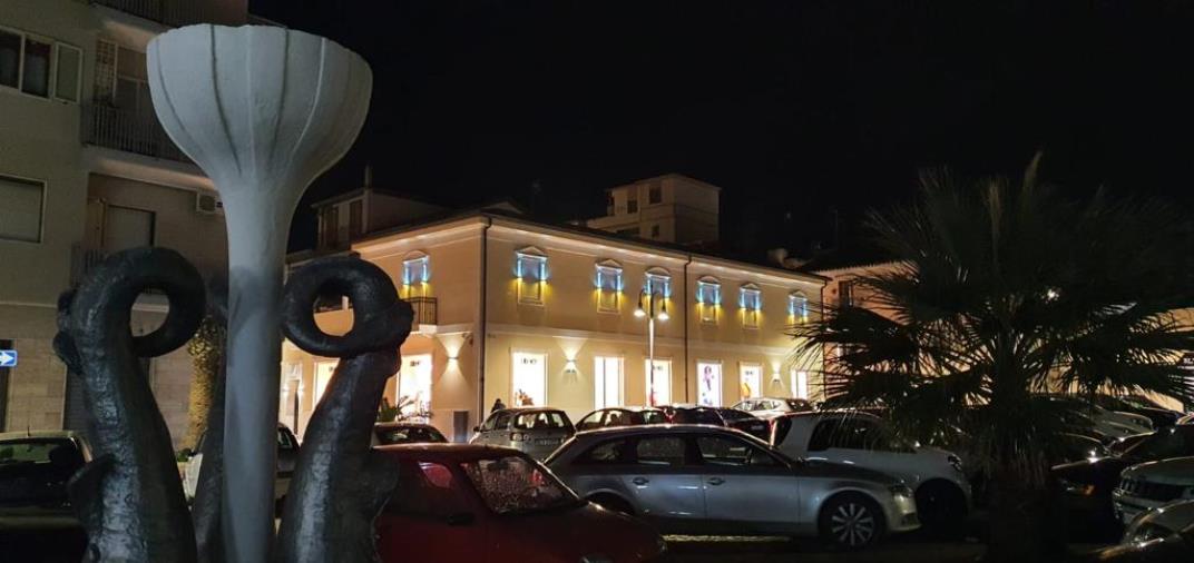 images Contro la guerra in Ucraina l'ex Dogana di Catanzaro Lido si colora di giallo-blu