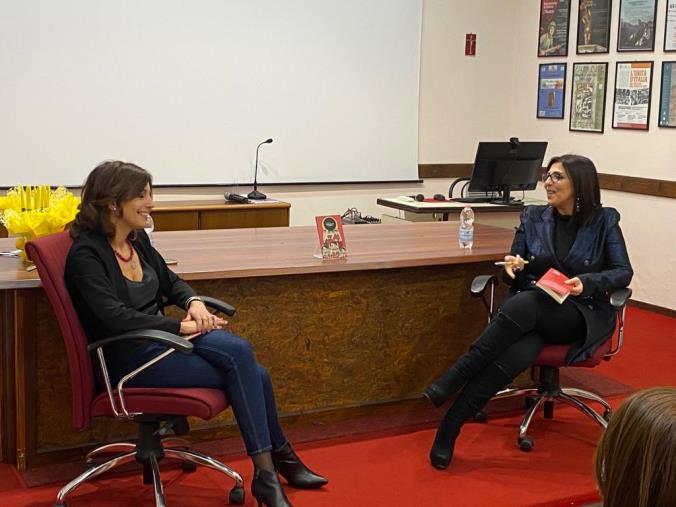 Catanzaro, presentato "Dialogo tra le parti" il libro della psicoterapeuta Cecilia Gioia images Catanzaro, presentato "Dialogo tra le parti" il libro della psicoterapeuta Cecilia Gioia