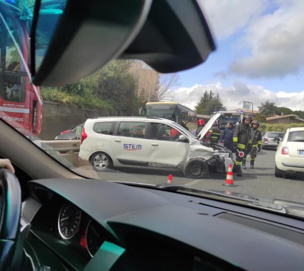 Catanzaro, incidente su viale De Filippis: ferita una donna images Catanzaro, incidente su viale De Filippis: ferita una donna