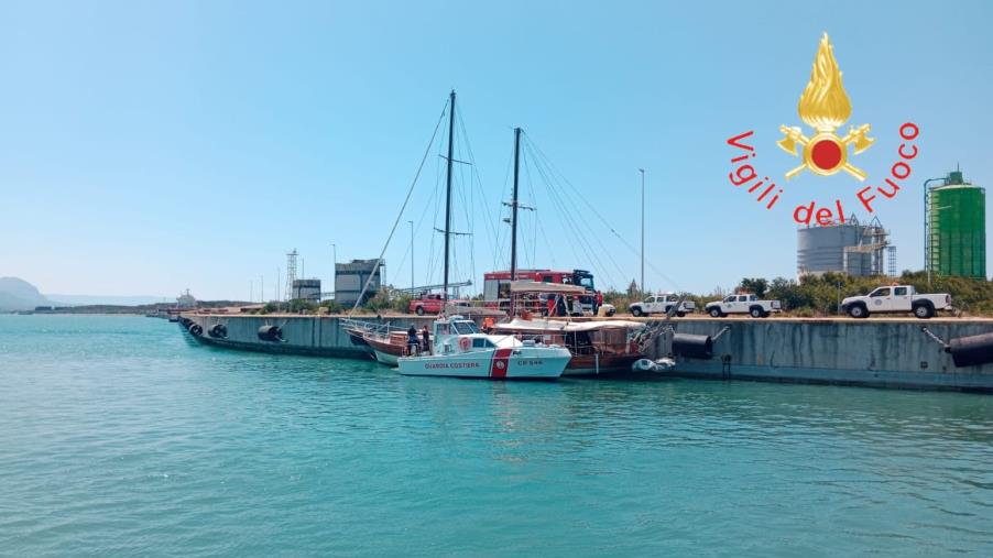Gioia Tauro, la barca va in avaria e imbarca troppa acqua: paura per due persone a bordo  images Gioia Tauro, la barca va in avaria e imbarca troppa acqua: paura per due persone a bordo