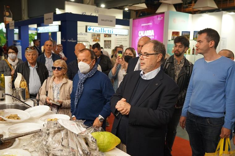 Cibus Parma, visita del sindaco Pizzarotti allo stand della regione Calabria images Cibus Parma, visita del sindaco Pizzarotti allo stand della regione Calabria
