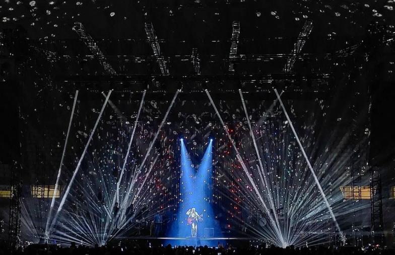 images Brunori abbraccia finalmente Reggio Calabria: il concerto è un tripudio di emozioni, musica e balli 