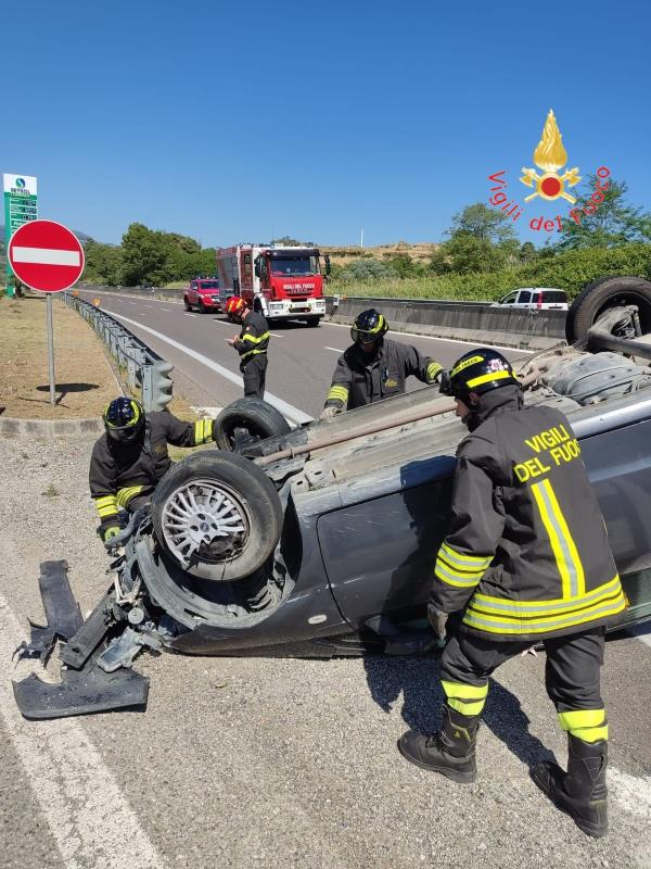 images Incidente sulla 280, un'auto si ribalta e un uomo finisce in ospedale 