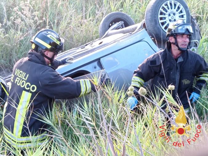 images Incidente a Cutro, due auto coinvolte: feriti portati in ospedale