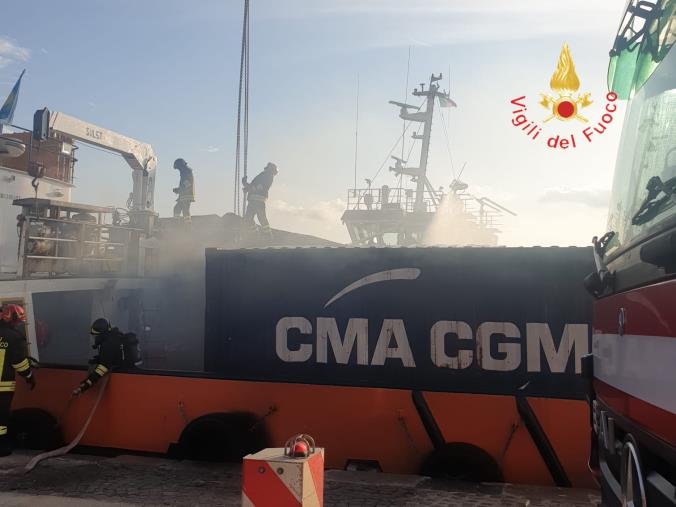 images Esplosione su un rimorchiatore: a causare lo scoppio la bombola di una saldatrice  