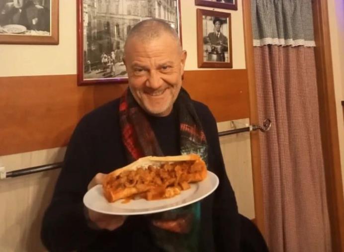 Catanzaro, la iena Giulio Golia alla scoperta dell’illustrissimo (FOTO) images Catanzaro, la iena Giulio Golia alla scoperta dell’illustrissimo (FOTO)