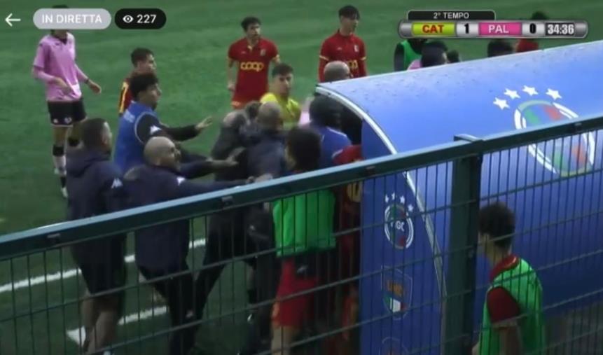 images Campionato Primavera, tensioni in campo tra Catanzaro e Palermo: tifoseria agguerrita (VIDEO)