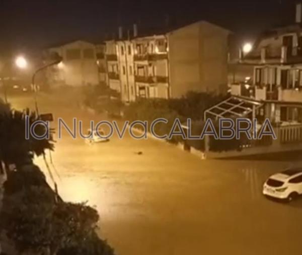 Allarme maltempo nel Catanzarese, a Squillace Lido fiumi di fango e acqua: auto bloccate (FOTO) images Allarme maltempo nel Catanzarese, a Squillace Lido fiumi di fango e acqua: auto bloccate (FOTO)