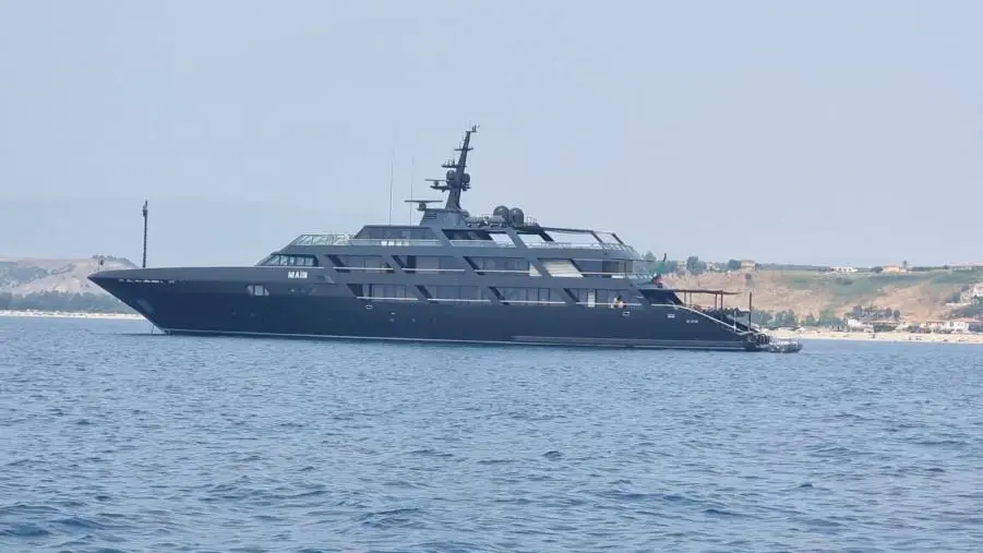 images Steccato di Cutro,  ecco lo yacht di Giorgio Armani 
