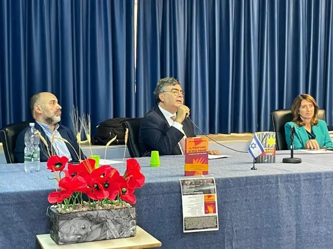 All’Istituto “Casalinuovo” di Catanzaro “Il profumo di mio padre”, per ri-scoprire l’orrore e la memoria della Shoah images All’Istituto “Casalinuovo” di Catanzaro “Il profumo di mio padre”, per ri-scoprire l’orrore e la memoria della Shoah